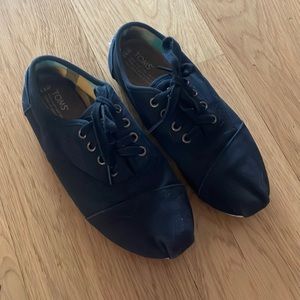 TOMS black cotton canvas lace up shoes